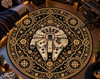 Op de afbeelding: Een groot rond vloerkleed met een centrale afbeelding van het Millennium Falcon ruimteschip. Het ontwerp heeft een zwarte achtergrond met ingewikkelde gouden en crèmekleurige bloemmotieven, sterren en vier cirkelvormige kompasachtige emblemen.