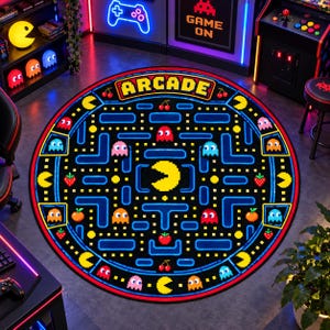 Può includere: Un tappeto rotondo con sfondo nero e un vivace design a labirinto Pac-Man. Il tappeto mostra personaggi gialli, fantasmi colorati, icone di frutta e la parola ARCADE in caratteri gialli, il tutto contornato da un bordo rosso brillante.