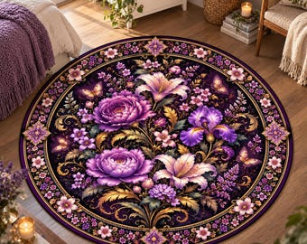 Op de afbeelding: Een rond vloerkleed met een donkerpaarse achtergrond en een centraal bloemstuk van grote paarse pioenen, lelies en irissen. Het ontwerp bevat gouden bladeren, kleine vlinders en een decoratieve rand met herhalende bloemmotieven.