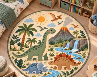 Op de afbeelding: Een rond vloerkleed met een prehistorisch landschap met een grote groene langnekdinosaurus, een bruine stegosaurus en een blauwe triceratops. De scène bevat een rokende vulkaan, een waterval, palmbomen en vliegende pterodactylen.