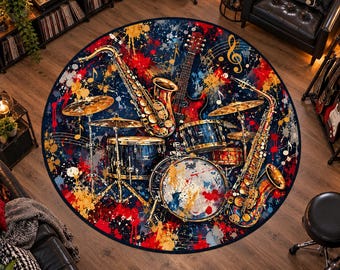 Op de afbeelding: Een rond vloerkleed met een levendig, veelkleurig verfspatontwerp met muziekinstrumenten, waaronder twee saxofoons, een drumstel en een elektrische gitaar, geaccentueerd door zwevende muzieknoten en vioolsleutels.