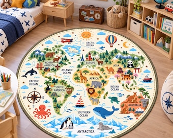 Op de afbeelding: Een rond vloerkleed met een kleurrijke wereldkaartillustratie met gelabelde continenten, oceanen en diverse dieren, bezienswaardigheden en transporticonen zoals vliegtuigen en schepen op een crèmekleurig oppervlak.