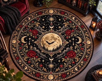 Op de afbeelding: Een rond vloerkleed met een zwarte achtergrond, een centrale volle maan, een silhouet van een vleermuis en een bos. Het ontwerp bevat rode rozen, goudkleurig gebladerte, sterren en diverse maanfasen in een symmetrisch patroon.