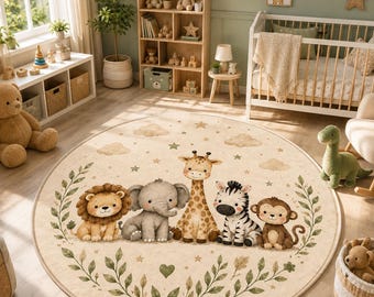 Op de afbeelding: Een rond vloerkleed met een beige achtergrond en een centrale illustratie van een leeuw, olifant, giraf, zebra en aap. De dieren worden omringd door een decoratieve rand van groene bladeren, kleine sterren en wolken.