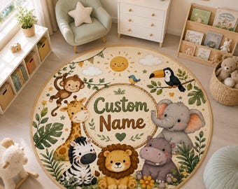 Op de afbeelding: Een rond vloerkleed met een junglethema met een aap, giraf, zebra, leeuw, nijlpaard, olifant en toekan. Het midden heeft een cirkelvormig kader met de tekst Custom Name en een groen hart. Het ontwerp bevat bladeren, een zon en witte wolken.