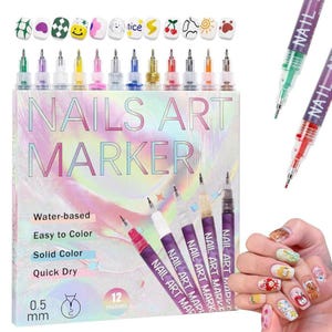 Può includere: Un set di 12 pennarelli per nail art in una scatola olografica con il testo NAILS ART MARKER. I pennarelli hanno punte da 0,5 mm e inchiostro a base d'acqua. La scatola mostra vari disegni per unghie e i pennarelli sono mostrati in uso.