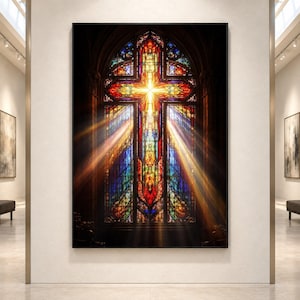 Puede incluir: Una impresión de arte mural rectangular que presenta una vidriera vibrante con un diseño de cruz prominente. El vidrio muestra patrones intrincados en rojo, azul, amarillo y verde, con rayos de luz brillantes que emanan de la cruz central.