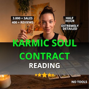 Peut inclure: Une publicité pour un service de lecture de contrat d'âme karmique avec les textes : 3 000+ VENTES, 400+ AVIS, DEMI-HEURE, EXTRÊMEMENT DÉTAILLÉ, SANS OUTILS et cinq étoiles jaunes. Une personne tient une carte de tarot sur une table.