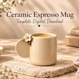 Può includere: Una tazzina da espresso in ceramica beige con finitura maculata e un manico rotondo decorato con un piccolo fiore bianco con foglie verdi. Il testo Ceramic Espresso Mug Template Digital Download è visualizzato sopra in marrone.