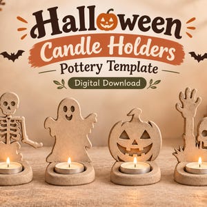 Può includere: Quattro portacandele in ceramica marrone chiaro con disegni di Halloween tra cui uno scheletro, un fantasma, una zucca e un teschio con una mano. Ogni supporto contiene un lumino acceso. Il testo recita Halloween Candle Holders Pottery Template.