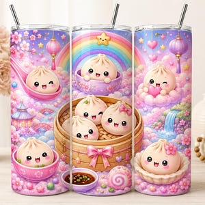Op de afbeelding: Een cilindrische roestvrijstalen beker met een kleurrijke grafische print van lachende bao dumplings in een bamboe stoommandje, kommen en lepels. Het ontwerp bevat een regenboog, kersenbloesems, lantaarns en een waterval op een roze achtergrond.