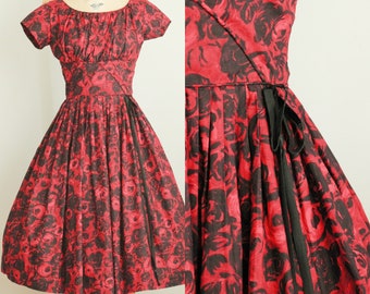 Vintage 1950's Red Black Floral Print Fit n Flare Party Dress. V Neckline. Size XS / Small