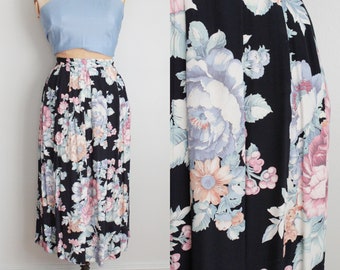 Jupe midi fleurie en rayonne noire vintage des années 1980. Floraison printanière. Impression de roses. Taille Moyenne