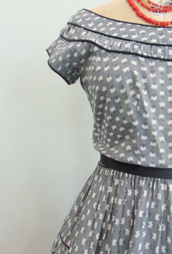 Vintage 1950's Gray Tiered Dress / Floral Print  … - image 5