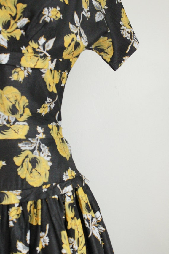 Vintage 1950's Yellow and Black Floral Print Dres… - image 5