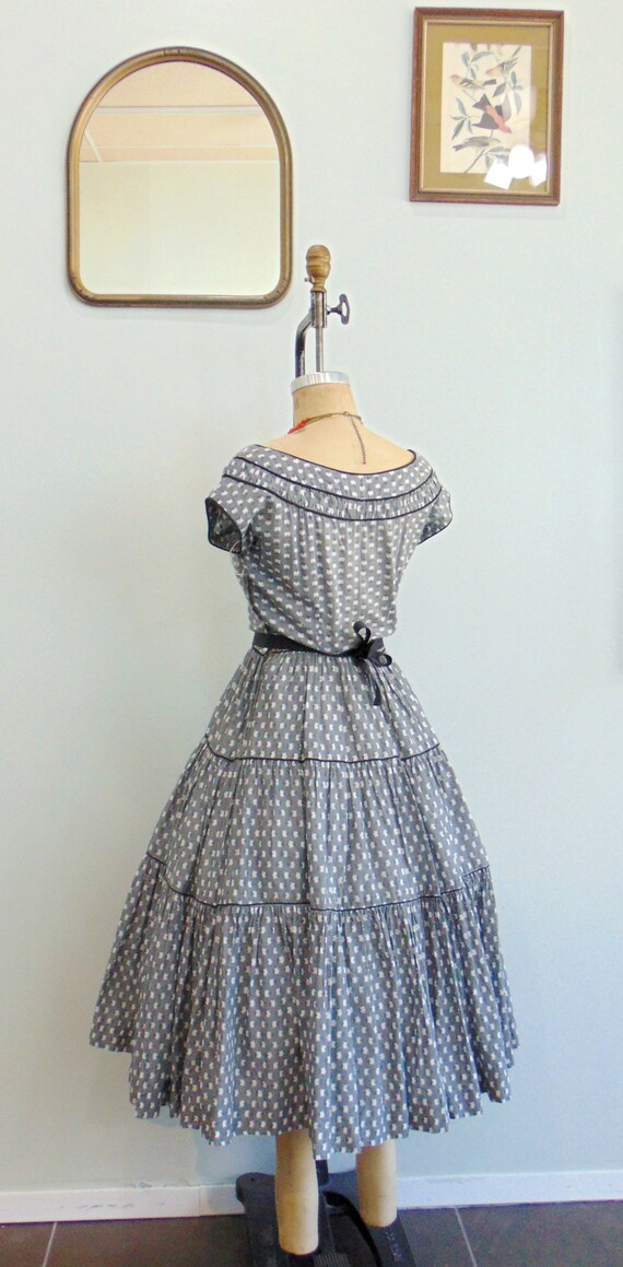 Vintage 1950's Gray Tiered Dress / Floral Print  … - image 8