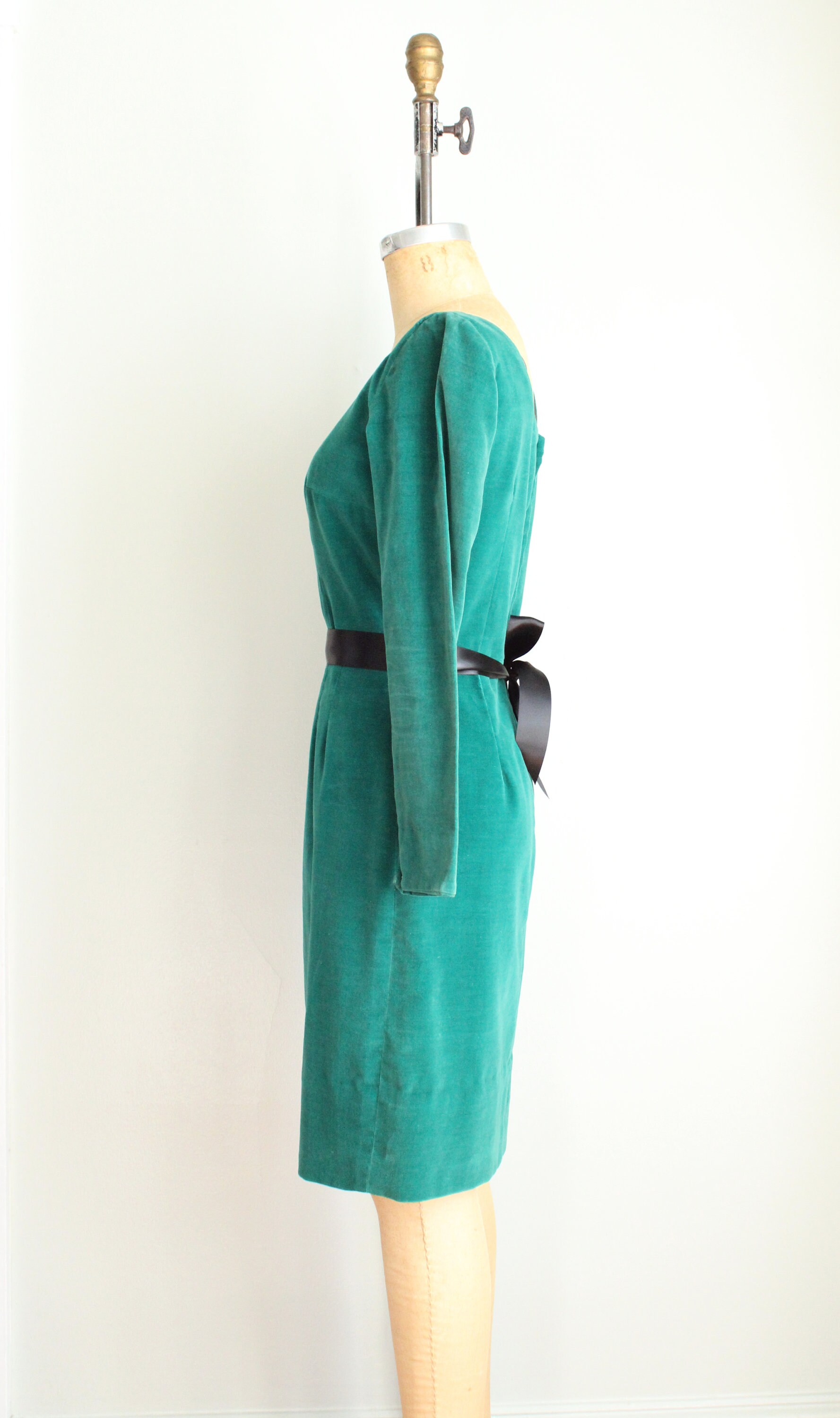 green velvet wiggle dress Vintage 1960's Emerald Green Velvet Cocktail Wiggle Dress. Squared  Neckline. Size Small