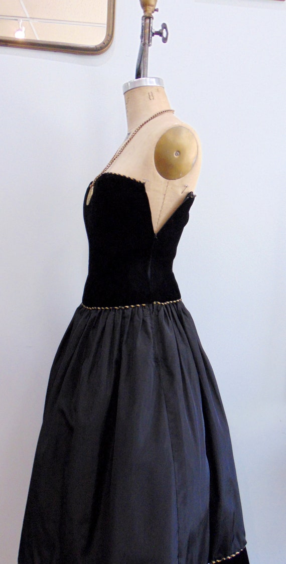 Retro 1980's Black Velvet Cocktail Gown / Straple… - image 10