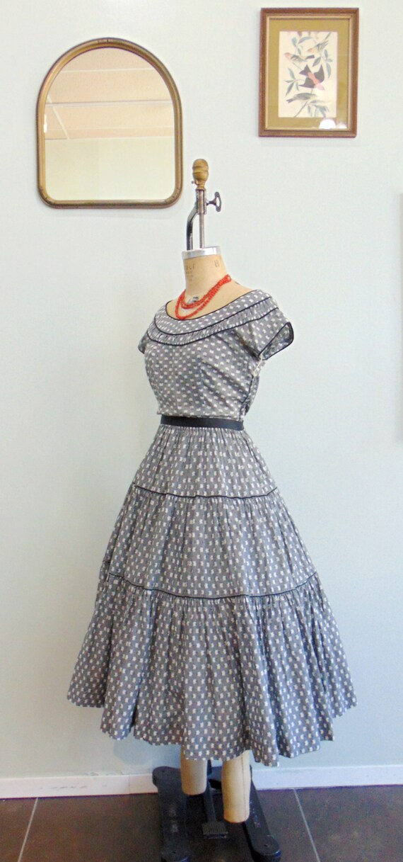 Vintage 1950's Gray Tiered Dress / Floral Print  … - image 9