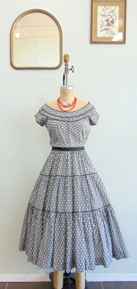 Vintage 1950's Gray Tiered Dress / Floral Print  … - image 2