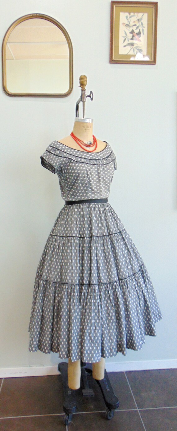 Vintage 1950's Gray Tiered Dress / Floral Print  … - image 4