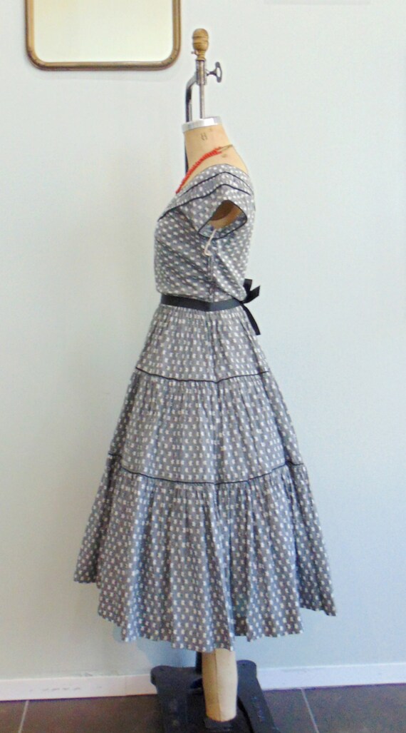 Vintage 1950's Gray Tiered Dress / Floral Print  … - image 10