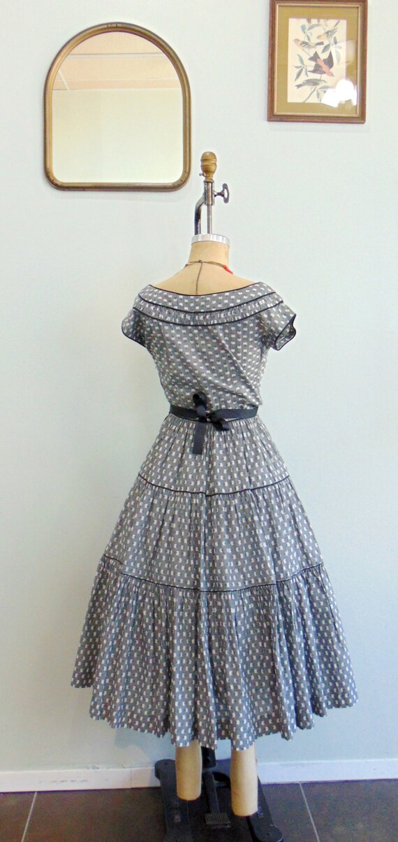 Vintage 1950's Gray Tiered Dress / Floral Print  … - image 7