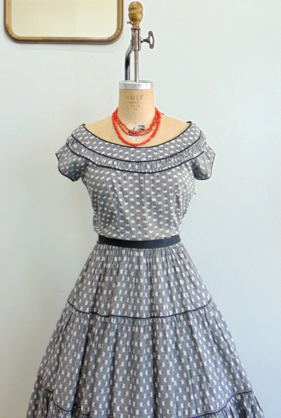 Vintage 1950's Gray Tiered Dress / Floral Print  … - image 6