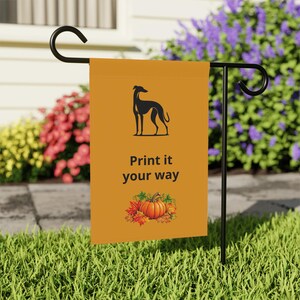 De herfst is Greyt met een Greyhound tuinvlag | Huisvlag