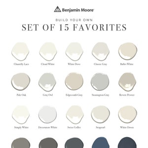 Pode incluir: Uma carta de cores com 15 cores de tinta da Benjamin Moore. As cores estão dispostas em uma grade de cinco linhas e três colunas. As cores incluem Chantilly Lace, Cloud White, White Dove, Classic Gray, Ballet White, Pale Oak, Gray Owl, Edgecomb Gray, Stonington Gray, Revere Pewter, Simply White, Decorators White, Swiss Coffee, Seapearl, White Down, Chelsea Gray, Kendall Charcoal, Flint, Van Deusen Blue e Hale Navy.