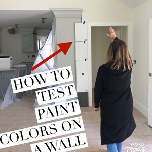 Pode incluir: Uma mulher est&aacute; em uma sala com paredes brancas, testando cores de tinta em uma parede. O texto "HOW TO TEST PAINT COLORS ON A WALL" est&aacute; sobreposto &agrave; imagem.