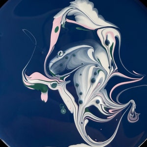 Pode incluir: Pintura abstrata com padrões em espiral em tons de azul, branco, rosa e verde. As cores são misturadas para criar um design único e atraente.