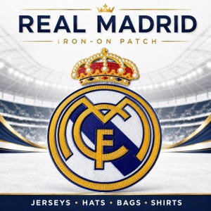 Peut inclure: Un écusson thermocollant circulaire Real Madrid arborant l'emblème du club avec une couronne dorée, des couleurs jaune, bleu et blanc. Le texte indique REAL MADRID IRON-ON PATCH en haut et JERSEYS, HATS, BAGS, SHIRTS en bas sur fond de stade.