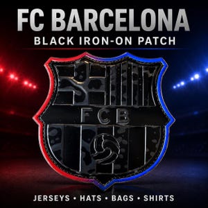 Op de afbeelding: Een zwarte opstrijkbare patch met het FC Barcelona-embleem en de letters FCB in het midden. Het schildvormige embleem heeft een rode rand aan de linkerkant en een blauwe rand aan de rechterkant. De tekst erboven luidt FC BARCELONA BLACK IRON-ON PATCH.