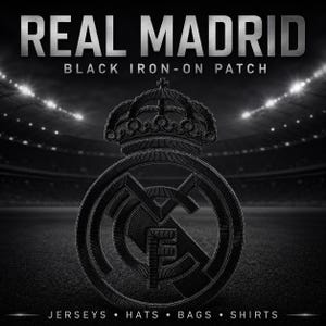 Puede incluir: Un parche termoadhesivo negro con el logotipo del Real Madrid, una corona y las letras MCF. El texto REAL MADRID BLACK IRON-ON PATCH aparece en la parte superior y las palabras JERSEYS • HATS • BAGS • SHIRTS están impresas en la parte inferior.