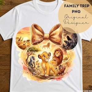 Puede incluir: Una camiseta blanca con un gran estampado gráfico de un lazo dorado sobre una escena circular que contiene personajes de leones animados, un mandril, un jabalí y una suricata en un paisaje de sabana, con el texto FAMILY TRIP PNG Original Designer.