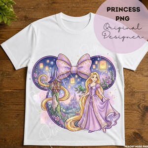 Può includere: Una t-shirt bianca con una grafica raffigurante un personaggio dai lunghi capelli biondi in un abito viola, un'alta torre di pietra, un piccolo camaleonte verde e un grande fiocco viola, il tutto incorniciato da una sagoma di orecchie di topo.