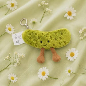 Leende Pickle plyschnyckelring, stickad benväska-berlock, kawaii grönsakstillbehör