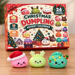 Może przedstawiać: Kalendarz adwentowy Christmas Dumpling z 24 numerowanymi okienkami, ozdobiony ilustracjami kolorowych postaci pierożków. Z przodu znajdują się trzy małe zabawki w kształcie pierożków: różowy w czapce Mikołaja, jasnozielony z rogami i turkusowy z lampkami świątecznymi.