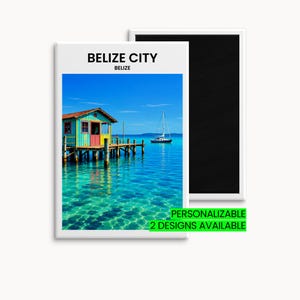 Könnte beinhalten: Ein rechteckiger Magnet mit einem Reiseplakat von Belize City, Belize. Das Bild zeigt eine bunte Holzhütte auf Stelzen über klarem türkisfarbenem Wasser mit einem Segelboot in der Ferne unter einem blauen Himmel. Der Text lautet BELIZE CITY BELIZE.