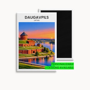Könnte beinhalten: Ein rechteckiger Magnet mit einer farbenfrohen Illustration der Festung Daugavpils in Lettland bei Sonnenuntergang, mit dem Text DAUGAVPILS LATVIA darüber. Die Szene zeigt eine Burg aus rotem Backstein auf einem Hügel am Fluss.
