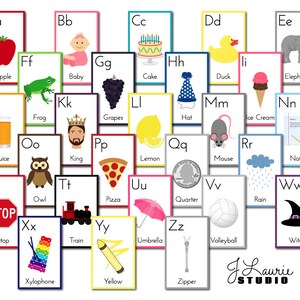 Puede incluir: Cartas de alfabeto coloridas con ilustraciones de varios objetos, como una manzana, un beb&eacute;, un pastel, un pato, un elefante, una rana, uvas, un sombrero, un helado, jugo, un rey, un lim&oacute;n, un rat&oacute;n, una nota, un b&uacute;ho, una pizza, una moneda de veinticinco centavos, lluvia, una se&ntilde;al de alto, un tren, un paraguas, un bal&oacute;n de voleibol, una bruja, un xil&oacute;fono, un cray&oacute;n amarillo y una cremallera.