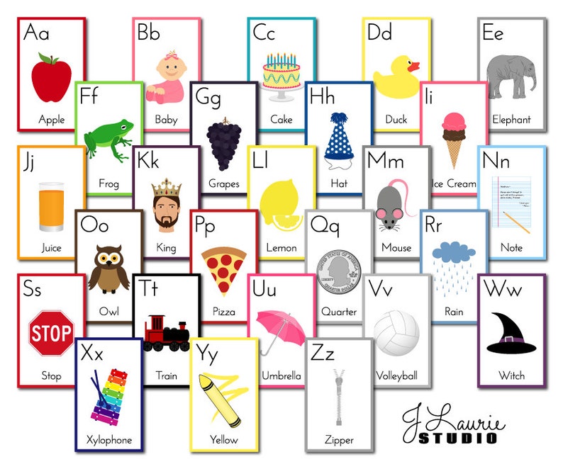 Puede incluir: Cartas de alfabeto coloridas con ilustraciones de varios objetos, como una manzana, un beb&eacute;, un pastel, un pato, un elefante, una rana, uvas, un sombrero, un helado, jugo, un rey, un lim&oacute;n, un rat&oacute;n, una nota, un b&uacute;ho, una pizza, una moneda de veinticinco centavos, lluvia, una se&ntilde;al de alto, un tren, un paraguas, un bal&oacute;n de voleibol, una bruja, un xil&oacute;fono, un cray&oacute;n amarillo y una cremallera.