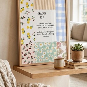Peut inclure: Une affiche murale encadrée présentant un collage de motifs incluant des fleurs jaunes, des rayures beiges, du vichy bleu, des imprimés floraux rouges et des marguerites blanches. Le texte central indique Isaiah 43:2, When you pass through the waters.
