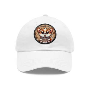 Peut inclure: Une casquette de baseball blanche avec un écusson circulaire sur le devant. L'écusson montre un Corgi en dessin animé tenant une tasse de café avec le texte THE CAFFEINATED CORGI sur la tasse et au-dessus du chien, entouré de grains de café.