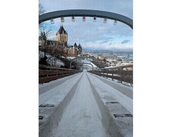 Könnte beinhalten: Eine verschneite Rodelbahn führt auf ein großes historisches Steinschloss mit mehreren Türmen unter einem bewölkten Himmel zu. Die Bahn verfügt über eine Reihe von gewölbten Metallrahmen, die jeweils mit kleinen hängenden Lichtern ausgestattet sind.