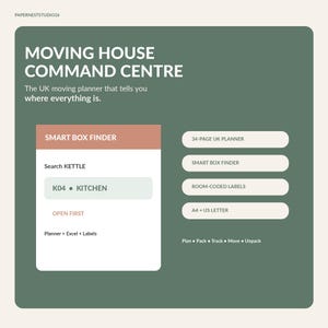 Può includere: Un pianificatore digitale per traslochi con sfondo verde scuro. Include un cercatore di scatole intelligente, un pianificatore britannico di 34 pagine, etichette codificate per stanza e formati A4 e US Letter. Testo: Moving House Command Centre, Smart Box Finder, Search Kettle, K04 Kitchen, Open First, Planner, Excel, Labels, Plan, Pack, Track, Move, Unpack.