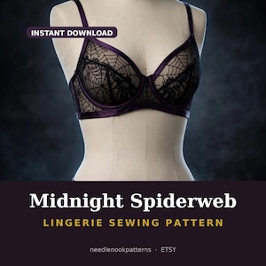 Może przedstawiać: Czarny biustonosz we wzór pajęczyny z fioletowym wykończeniem na manekinie. Tekst głosi: INSTANT DOWNLOAD, Midnight Spiderweb, LINGERIE SEWING PATTERN, needlenookpatterns, ETSY. Biustonosz posiada przezroczyste miseczki z czarną koronką.