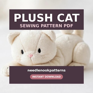 Op de afbeelding: Een crèmekleurig pluche kattenspeeltje met geborduurde zwarte ogen en een roze neus. De afbeelding bevat de tekst PLUSH CAT SEWING PATTERN PDF, needlenookpatterns en INSTANT DOWNLOAD op donkerpaarse rechthoekige banners.