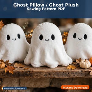 Può includere: Tre cuscini fantasma in peluche bianco con occhi ovali neri ricamati e piccole bocche curve. Il testo in alto recita Ghost Pillow / Ghost Plush Sewing Pattern PDF, e in basso include needlenookpatterns e Instant Download.